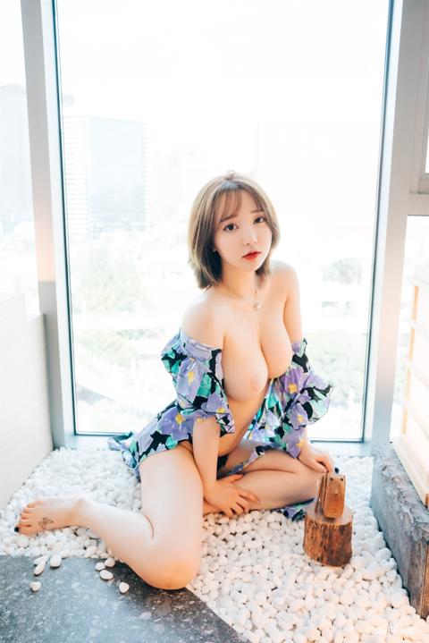 Son Ye-Eun - Lover in Hotel